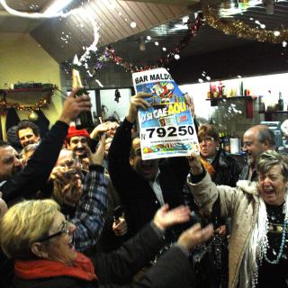 Clients del bar Maldonado de Pallejà, celebren la grossa