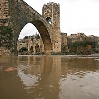 El Fluvià molt crescut a Besalú