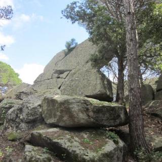 Rocs de Sant Magí. Es tracta d´un jaciment neolític de 4.000 anys d'ant...iguitat i que està format per grans blocs granítics que constitueixen petites coves i passadissos.