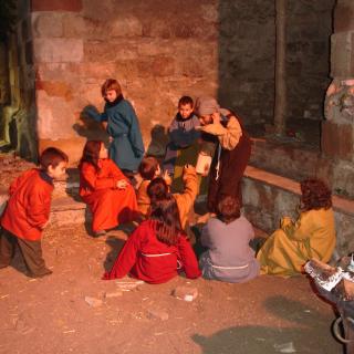 Nens escoltant un conte, del Pessebre Vivent de Valls