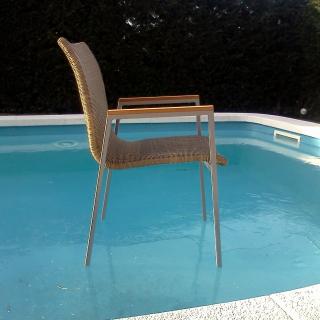 Una cadira sobre una piscina totalment glaçada a Sant Julià de Ramis