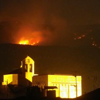 Foto d'ahir al vespres a la muntanya de Calvinyà amb la catedral de la Seu.