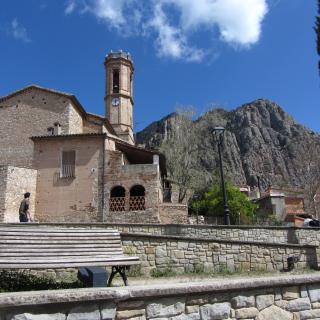 Vista de l'església i Montserrat al fons