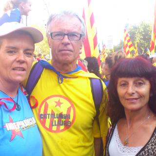 el meu home,jo i una amiga(dreta)que va néixer a Salamanca,va viure molts anys a Madrid i ens va preguntar el xquè de la mani.Li vam explicar i va voler venir sens falta.Es va emocionar molt