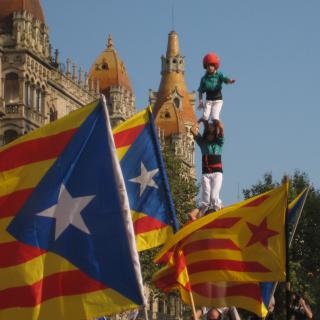 Amunt i endavant ! Castellers a la cruilla Passeig de Gràcia / Gran Via ( Barcelona ) 