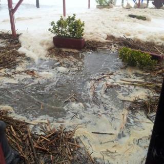 Inundacions al passeig marítim de Platja d'Aro, inundat anegat d'aigua i restes d'alguesEL PUNT/EL PUNT