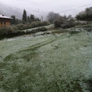 Imatge inusual per acabar el mes d'abril: Neu a Ribes de Freser