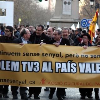Manifestació multitudinària exigint la restauració de TV· per al País Valencià.