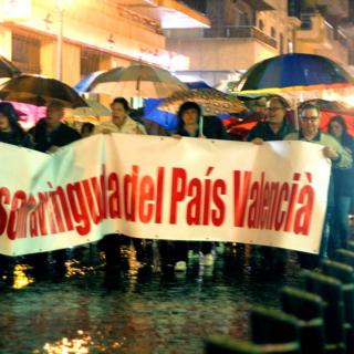 Manifestació sota la pluja per demanar el manteniment de l'avinguda del País Valencià.