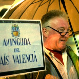 Assistent a la manifestació en favor del manteniment del nom de País Valencià per a l'avinguda.