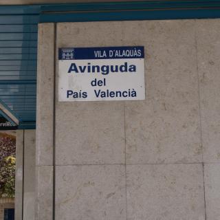 Rètol de senyalització de l'avinguda del País Valencià a aquesta localitat de l'Horta.