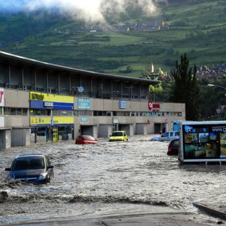 L'aigua del Garona ha arribat fins a locals comercials de Vielha 
