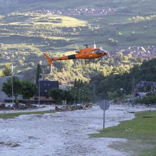 Imatge d'un helicòpter a Vielha, on el cabal del riu Garona ha començat a baixar