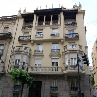 Façana d'estil modernista d'una finca de l'avinguda del País Valencià