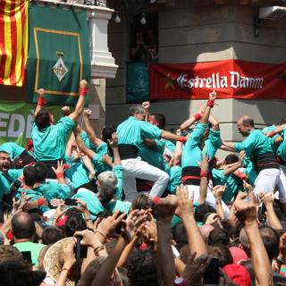 L'eufòria dels Castellers de Vilafranca després de descarregar el tres de deu amb folre i manilles