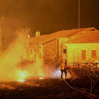 Foc en una casa a la població de Foixà 