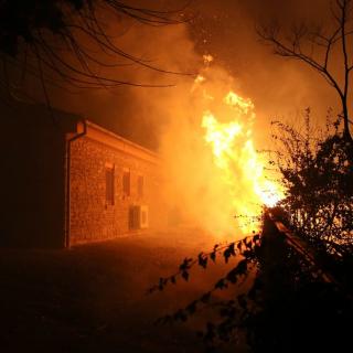 Els bombers treballen per apagar el foc en una casa a la població de Foixà 