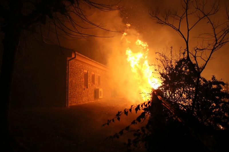 Els bombers tenen encerclat el 75% del foc del Baix Empordà | Redacció |  Barcelona | Societat | El Punt Avui