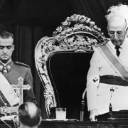 El príncep Joan Carles, al costat del dictador Francisco Franco durant una sessió de les Corts el 22 de juliol de 1969 