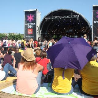 El públic més matiner de Canet Rock, esperant l'inici del festival sota el sol