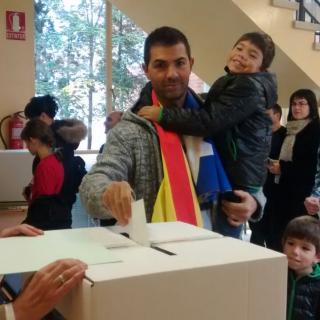 Josep Arrabal vota amb el seu fill Guillem