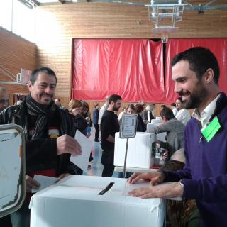 Votant al costat de Roger Torrent, a Sarrià de Ter.