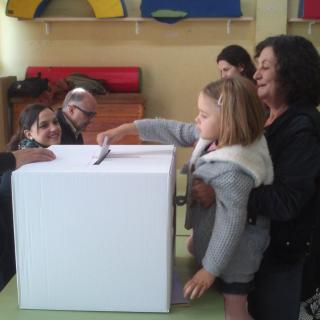 La Laia votant amb la seva neta