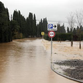 Moltes carreteres s'han convertit en rieres, com aquesta a tocar de Vilabertran