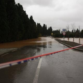 Diversos carrers i accessos al poble de Vilabertran han quedat totalment inundats. 