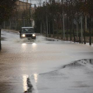 Diversos carrers i accessos al poble de Vilabertran han quedat totalment inundats