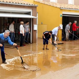 Gent treient aigua i fang de casa seva a  Vilamalla