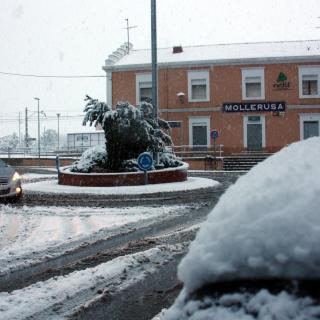 Imatge de l'entorn de l'estació de tren de Mollerussa, on la neu també ha quallat. 