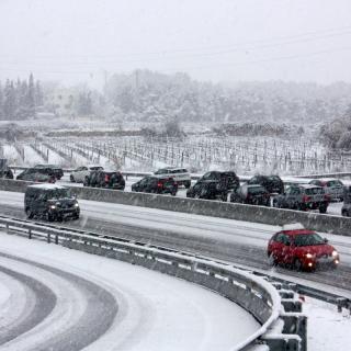 Cotxes atrapats per la neu a l'autovia C-15, a Sant Miquel d'Olèrdola (horitzontal) La neu col·lapsa l'autovia C-15 entre Vilanova i la Geltrú i Vilafranca del Penedès