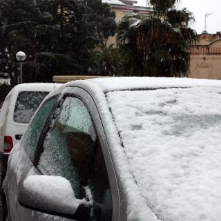 Gruixos prims de neu acumulats sobre vehicles a Valls.