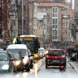Centre de Valls col·lapsat a primera hora a causa de la neu.