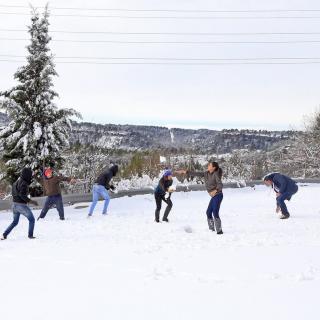 Joves que viatjaven a un autocar, aturat a El Bruc, juguen amb la neu