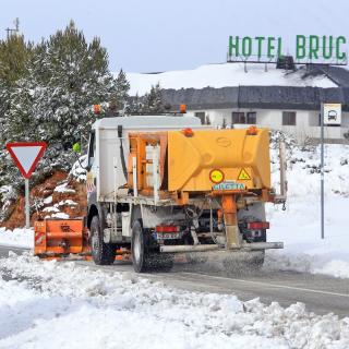 Un camió retira la neu de la carretera a l'autovia A2 al Bruc
