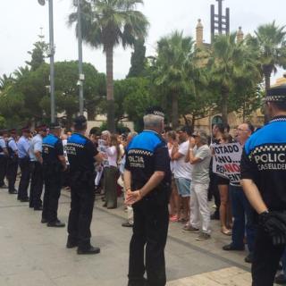La policia custodia la sortida dels nous regidors de #Castelldefels. 