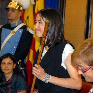 Núria Parlon, amb la vara d'alcalde just després de ser reelegida alcaldessa de Santa Coloma de Gramenet 