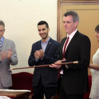 El nou alcalde d'Amposta, Adam Tomàs, rep la vara d'alcalde