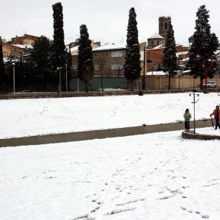 El parc de l'Ondara de Tàrrega emblanquinat per la neu