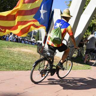 Lleida. Un jove porta una estelada en bicicleta