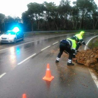 Els Mossos netegen la carretera a Sant Feliu de Guíxols