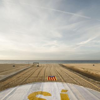 Estelada i Sí gegant a la platja d'El Masnou  Pau BARRENA CAPILLA 4638#Agencia AFP