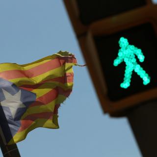 Una estelada oneja al costat d'un semàfor a Alella