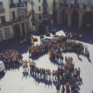 21/09/2017 Manifestació organitzada pels alumnes del Institut Lluís de Peguera, en suport a Barcelona. A la plaça Major, davant del ajuntament hem fet un SI amb persones. (8734) Foto: