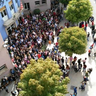 Ciutadans vetllant al CEIP Mossén Baldiri Reixach per evitar que la Guàrdia Civl s'emporti les urnes