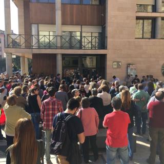 Unes 350 persones concentrades davant l'Ajuntament de Tremp