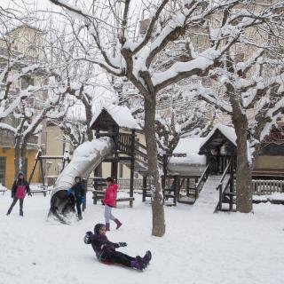 Nens jugant a una plaça de Sant Hilari Sacalm.