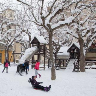 Nens a Sant Hilari jugant amb la neu